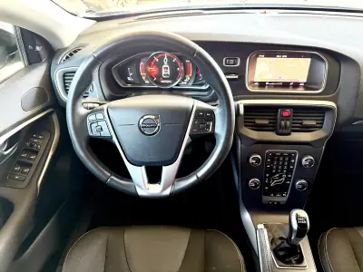 Volvo V40 2017 - 17490 EUR, 131420 km - AUTO.MOTO.pt - 131420km - foto 12 de 21