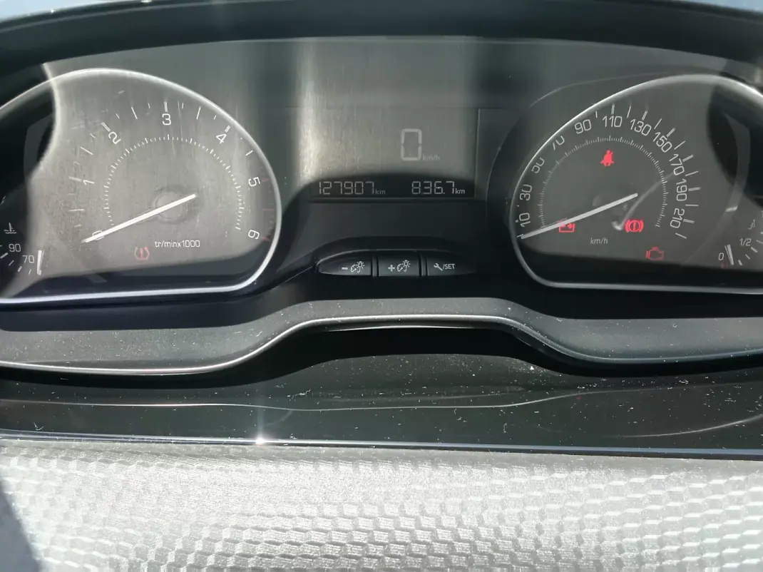 Peugeot 208 2019 - 10900 EUR, 127907 km - AUTO.MOTO.pt - 127907km - foto 11 de 17