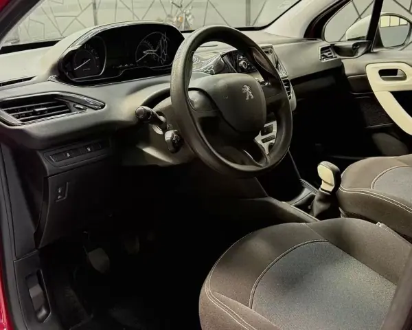 Peugeot 208 2018 - 7999 EUR, 171944 km - AUTO.MOTO.pt - 171944km - foto 8 de 18