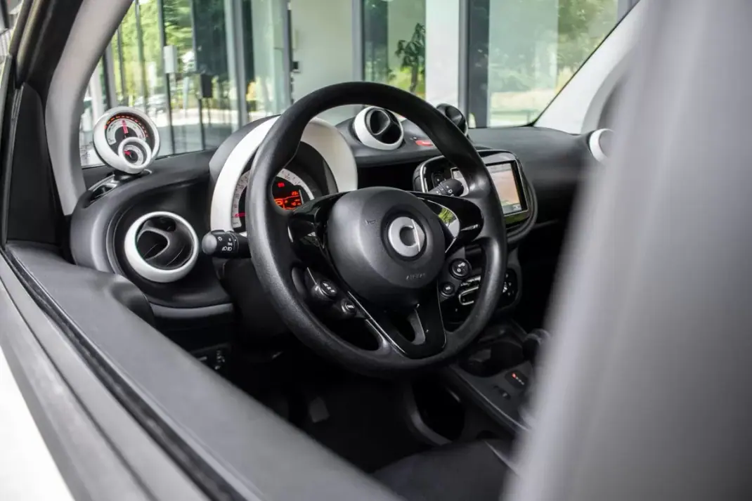 Smart ForTwo Coupé 2019 - 10900 EUR, 68296 km - AUTO.MOTO.pt - 68296km - foto 27 de 37