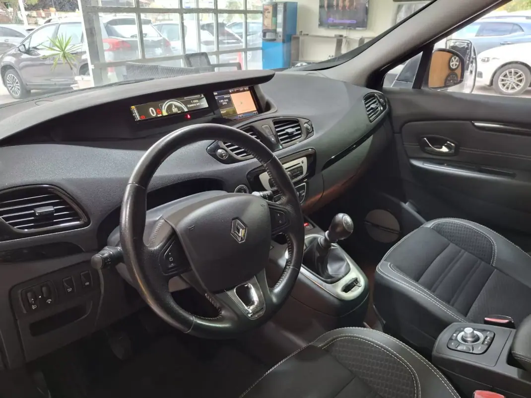 Renault Grand Scénic 2015 - 10980 EUR, 179000 km - AUTO.MOTO.pt - 179000km - foto 11 de 19