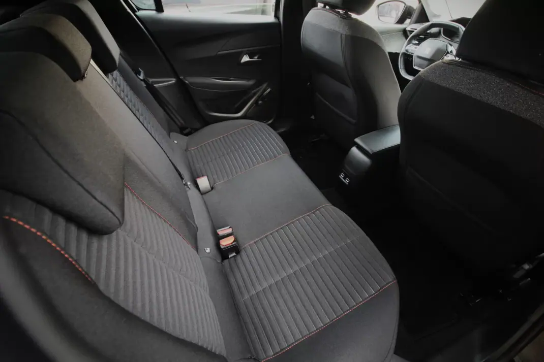 Peugeot e-208 2020 - 14350 EUR, 56200 km - AUTO.MOTO.pt - 56200km - foto 20 de 28