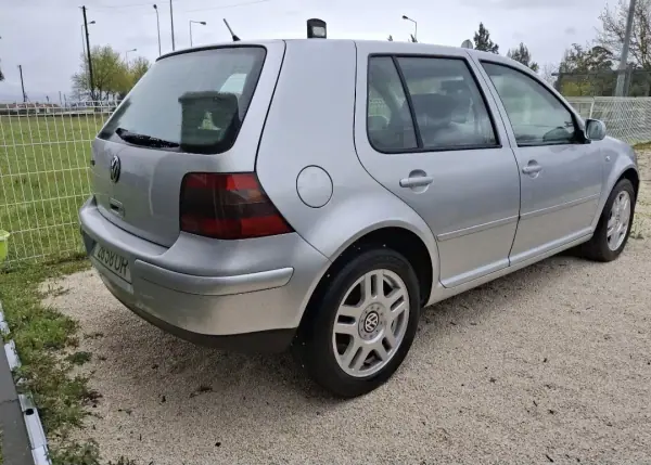 Volkswagen Golf 2003 - 3500 EUR, 182647 km - AUTO.MOTO.pt - 182647km - foto 3 de 8