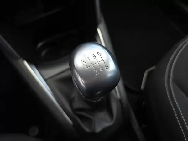 Peugeot 208 2019 - 9750 EUR, 75000 km - AUTO.MOTO.pt - 75000km - foto 31 de 37