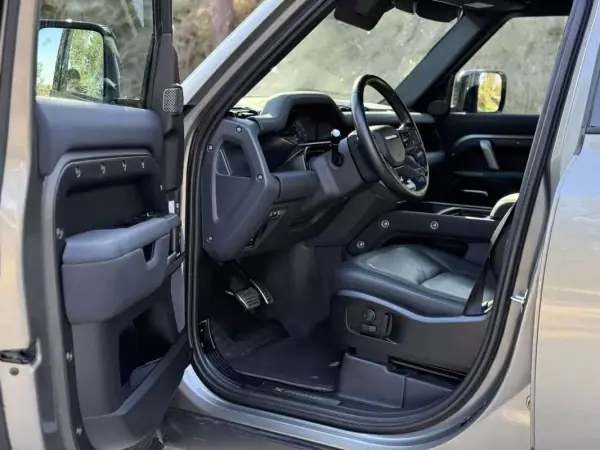 Land Rover Defender 2023 - 74999 EUR, 129000 km - AUTO.MOTO.pt - 129000km - foto 24 de 39