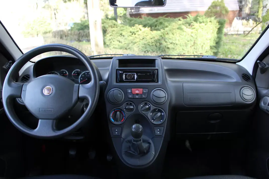 Fiat Panda 2010 - 4500 EUR, 114357 km - AUTO.MOTO.pt - 114357km - foto 14 de 23