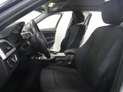 BMW 318 2013 - 13990 EUR, 157000 km - AUTO.MOTO.pt - 157000km - foto 11 de 27