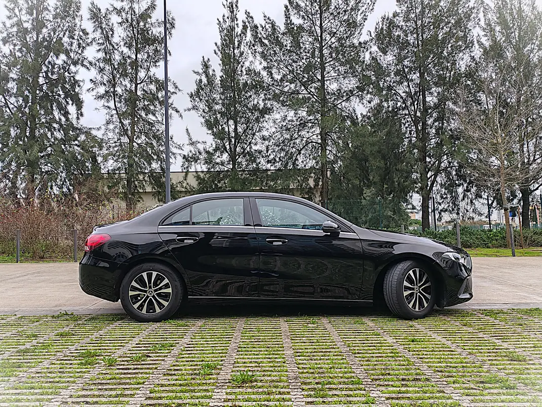 Mercedes-Benz A 180 Limousine 2020 - 21950 EUR, 87000 km - AUTO.MOTO.pt - 87000km - foto 4 de 9