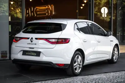 Renault Mégane 2019 - 9870 EUR, 301536 km - AUTO.MOTO.pt - 301536km - foto 4 de 38