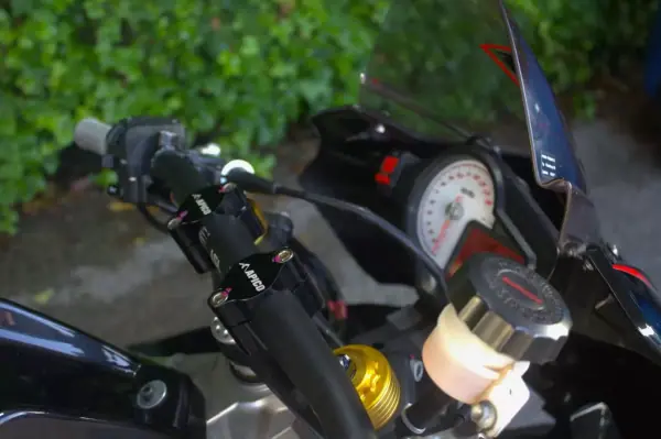 Aprilia Tuono 125 Base 2016 - 9750 EUR, 12400 km - AUTO.MOTO.pt - 12400km - foto 10 de 12