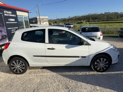 Renault Clio 2006 - 3850 EUR, 254586 km - AUTO.MOTO.pt - 254586km - foto 5 de 19