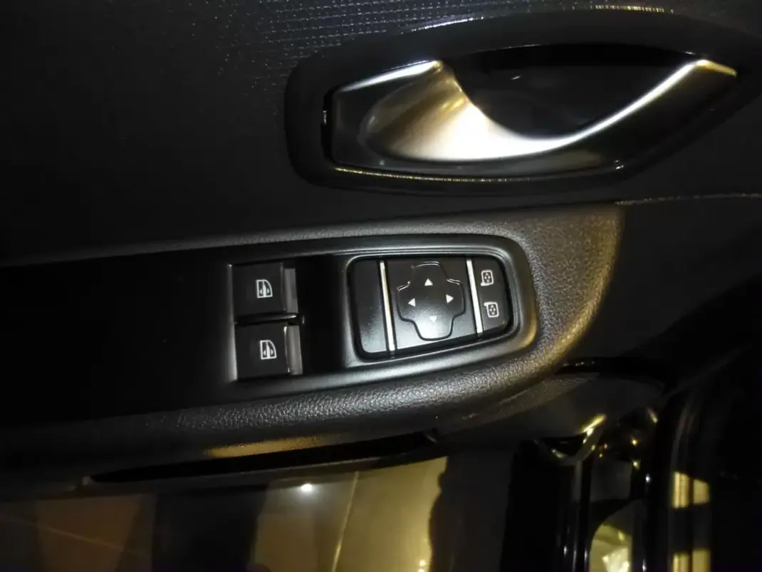 Renault Clio 2019 - 11700 EUR, 116904 km - AUTO.MOTO.pt - 116904km - foto 17 de 32