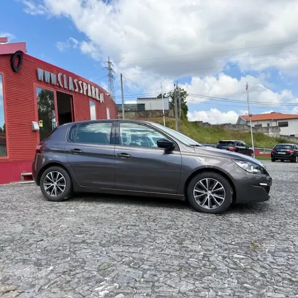 Peugeot 308 2015 - 9900 EUR, 131000 km - AUTO.MOTO.pt - 131000km - foto 4 de 14