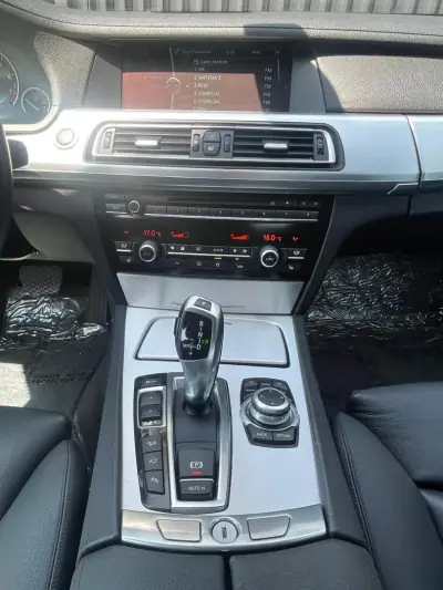 BMW 750 2010 - 33000 EUR, 73000 km - AUTO.MOTO.pt - 73000km - foto 10 de 18