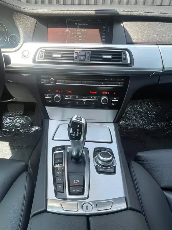 BMW 750 2010 - 33000 EUR, 73000 km - AUTO.MOTO.pt - 73000km - foto 10 de 18