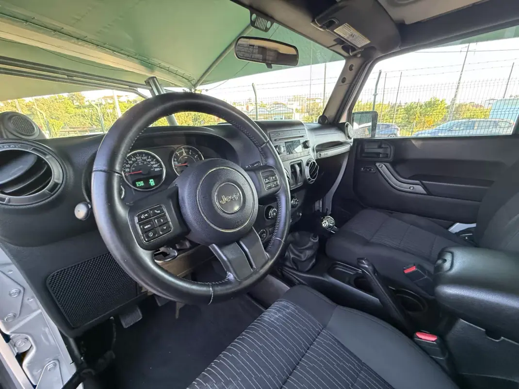 Jeep Avenger 2015 - 38600 EUR, 32000 km - AUTO.MOTO.pt - 32000km - foto 6 de 15