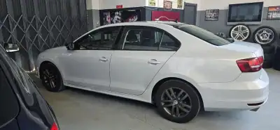 Volkswagen Jetta 2017 - 8990 EUR, 260000 km - AUTO.MOTO.pt - 260000km - foto 36 de 56
