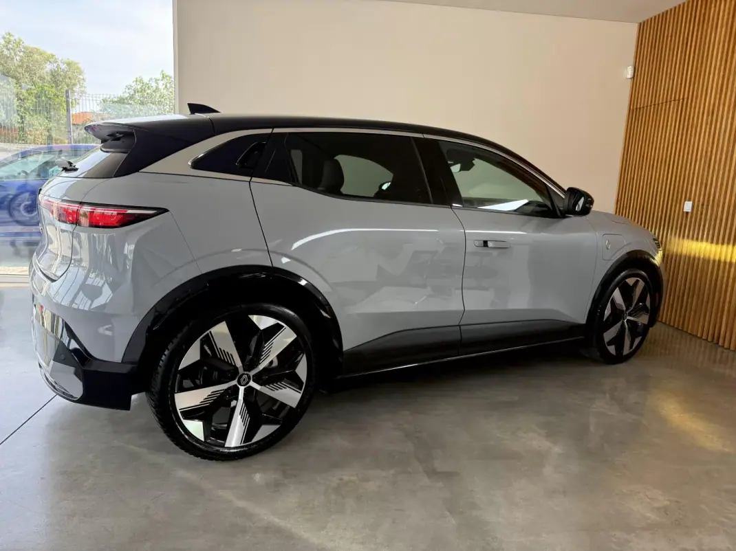 Renault Mégane E-Tech 2022 - 24999 EUR, 27000 km - AUTO.MOTO.pt - 27000km - foto 29 de 116