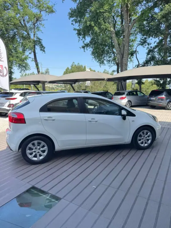 Kia Rio 2011 - 7400 EUR, 155000 km - AUTO.MOTO.pt - 155000km - foto 4 de 11