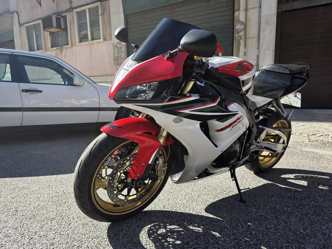 Honda CBR 1000RR 2008 - 7000 EUR, 31303 km - AUTO.MOTO.pt - 31303km - foto 1 de 12