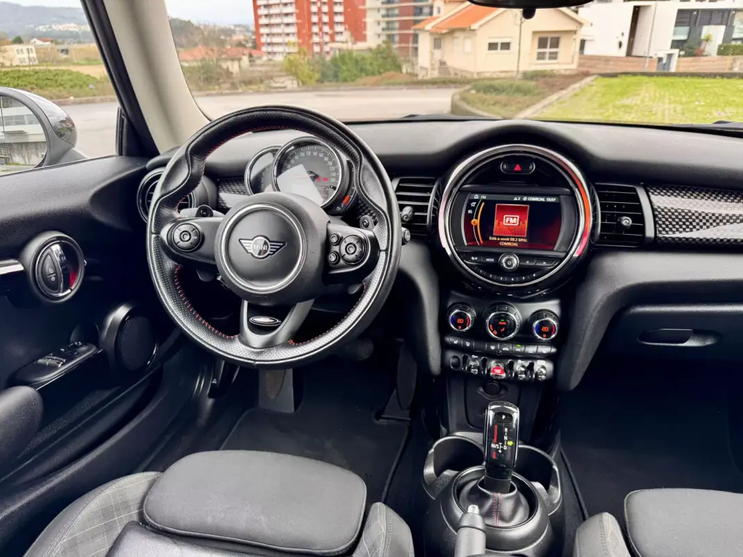 MINI Cooper 2018 - 21990 EUR, 165000 km - AUTO.MOTO.pt - 165000km - foto 17 de 31