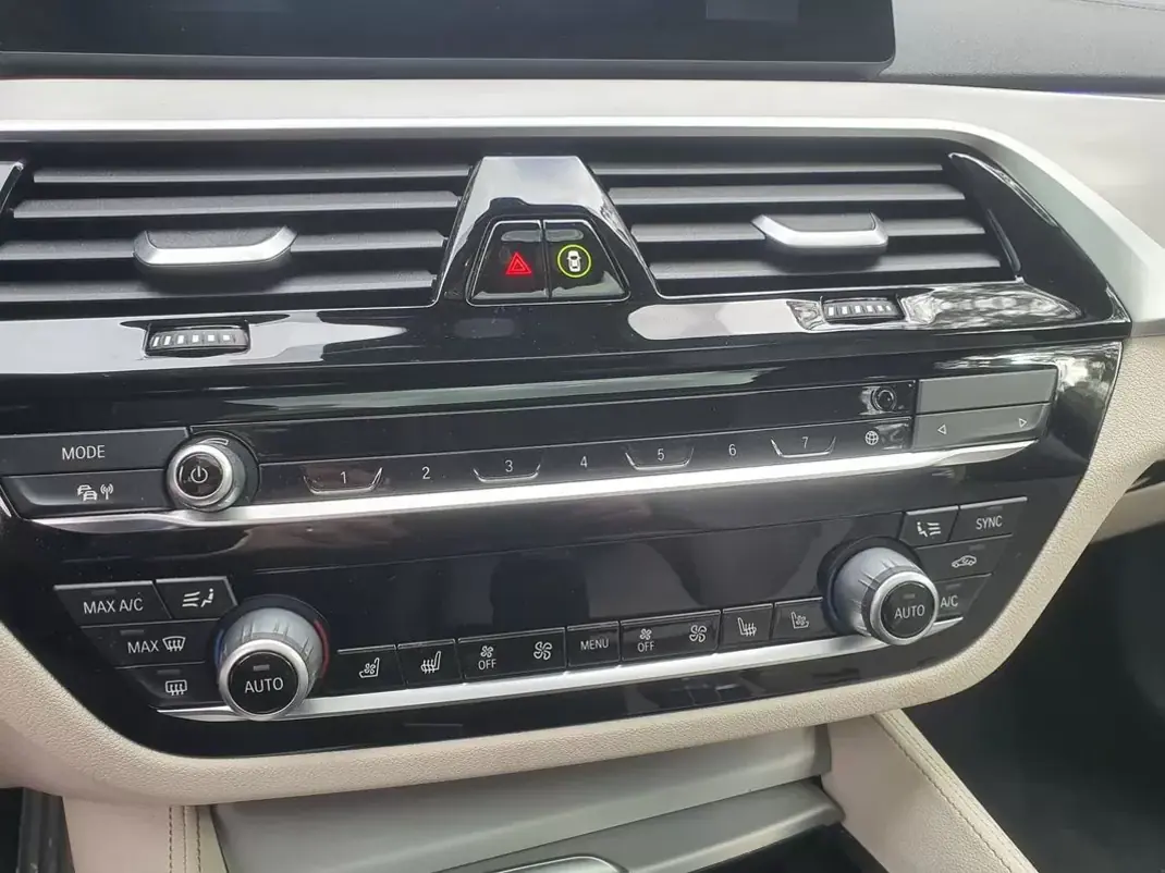 BMW 530e 2019 - 31990 EUR, 7558 km - AUTO.MOTO.pt - 7558km - foto 11 de 27