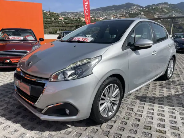 Peugeot 208 2016 - 13950 EUR, 129338 km - AUTO.MOTO.pt - 129338km - foto 3 de 12