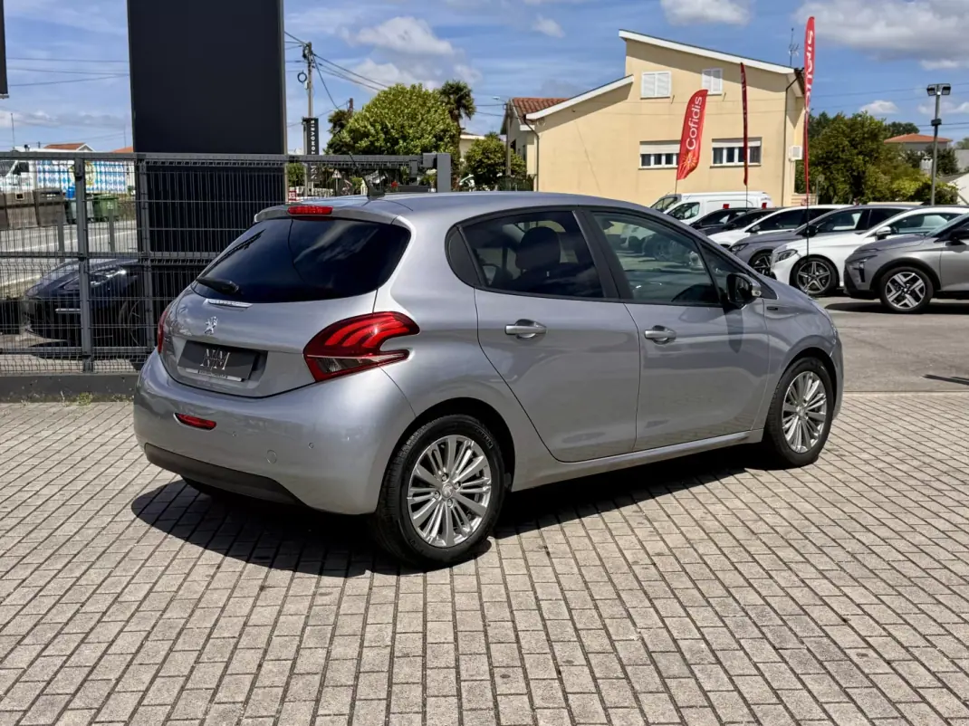 Peugeot 208 2019 - 11990 EUR, 53000 km - AUTO.MOTO.pt - 53000km - foto 2 de 19