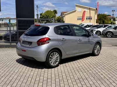 Peugeot 208 2019 - 11990 EUR, 53000 km - AUTO.MOTO.pt - 53000km - foto 2 de 19