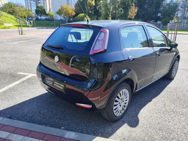 Fiat Punto Evo 2011 - 5780 EUR, 148000 km - AUTO.MOTO.pt - 148000km - foto 8 de 38