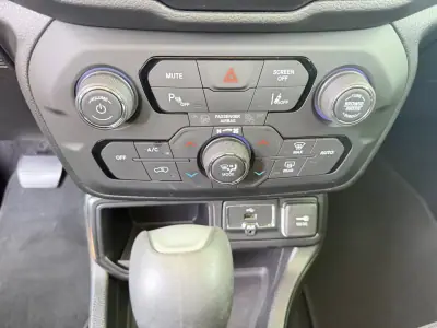 Jeep Renegade 2019 - 19800 EUR, 23341 km - AUTO.MOTO.pt - 23341km - foto 9 de 16