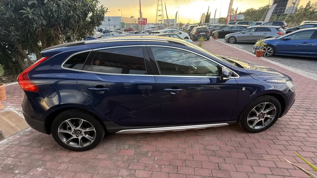 Volvo V40 Cross Country 2015 - 1 EUR, 185000 km - AUTO.MOTO.pt - 185000km - foto 12 de 26
