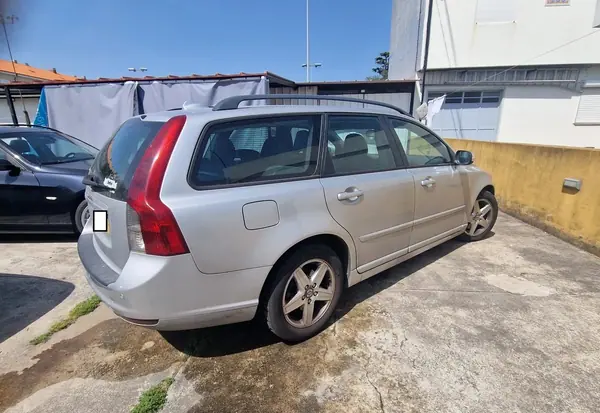 Volvo V50 2007 - 4250 EUR, 320000 km - AUTO.MOTO.pt - 320000km - foto 4 de 9