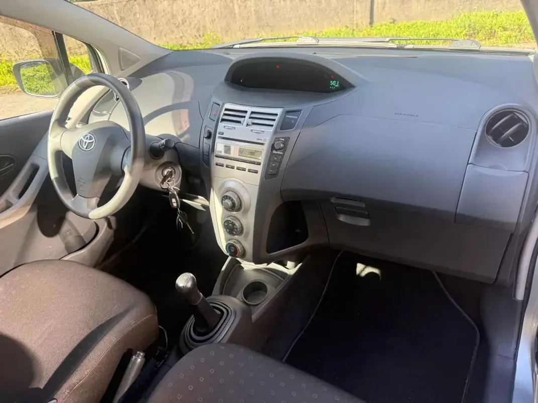 Toyota Yaris 2006 - 5650 EUR, 162000 km - AUTO.MOTO.pt - 162000km - foto 14 de 23