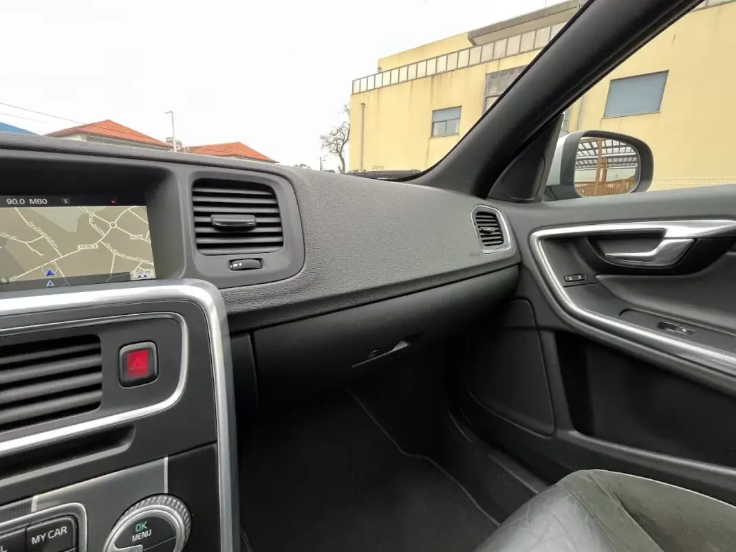 Volvo S60 2015 - 11950 EUR, 225000 km - AUTO.MOTO.pt - 225000km - foto 22 de 53