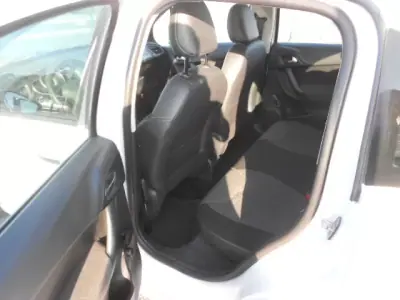 Citroën C3 2013 - 10500 EUR, 157030 km - AUTO.MOTO.pt - 157030km - foto 8 de 11