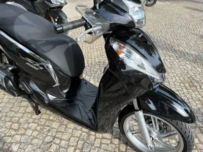 Honda SH 150i 2018 - 2950 EUR, 52726 km - AUTO.MOTO.pt - 52726km - foto 6 de 16