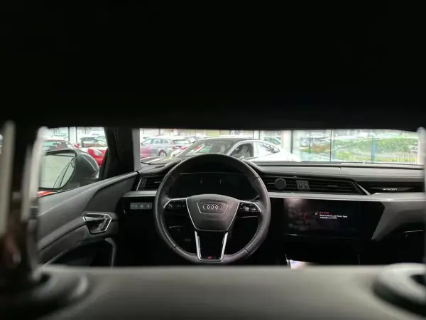 Audi Q8 e-Tron Sportback 2023 - 49500 EUR, 93000 km - AUTO.MOTO.pt - 93000km - foto 16 de 31