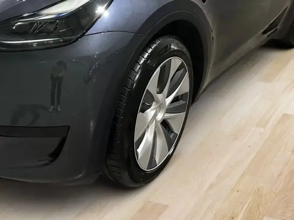 Tesla Model Y 2023 - 32800 EUR, 92000 km - AUTO.MOTO.pt - 92000km - foto 6 de 20