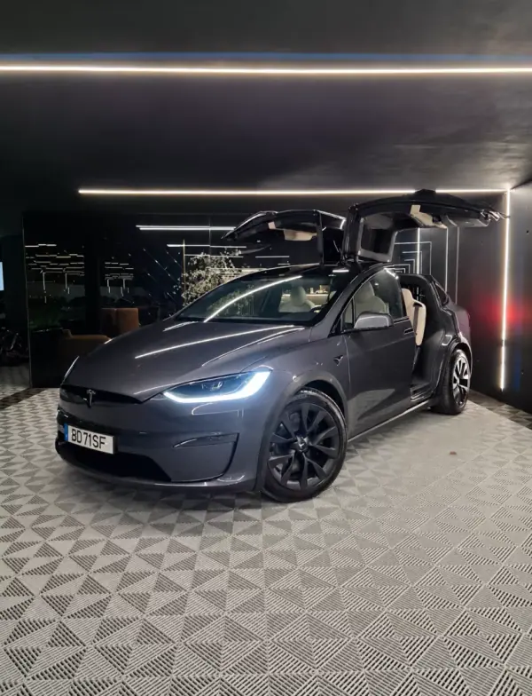 Tesla Model X 2023