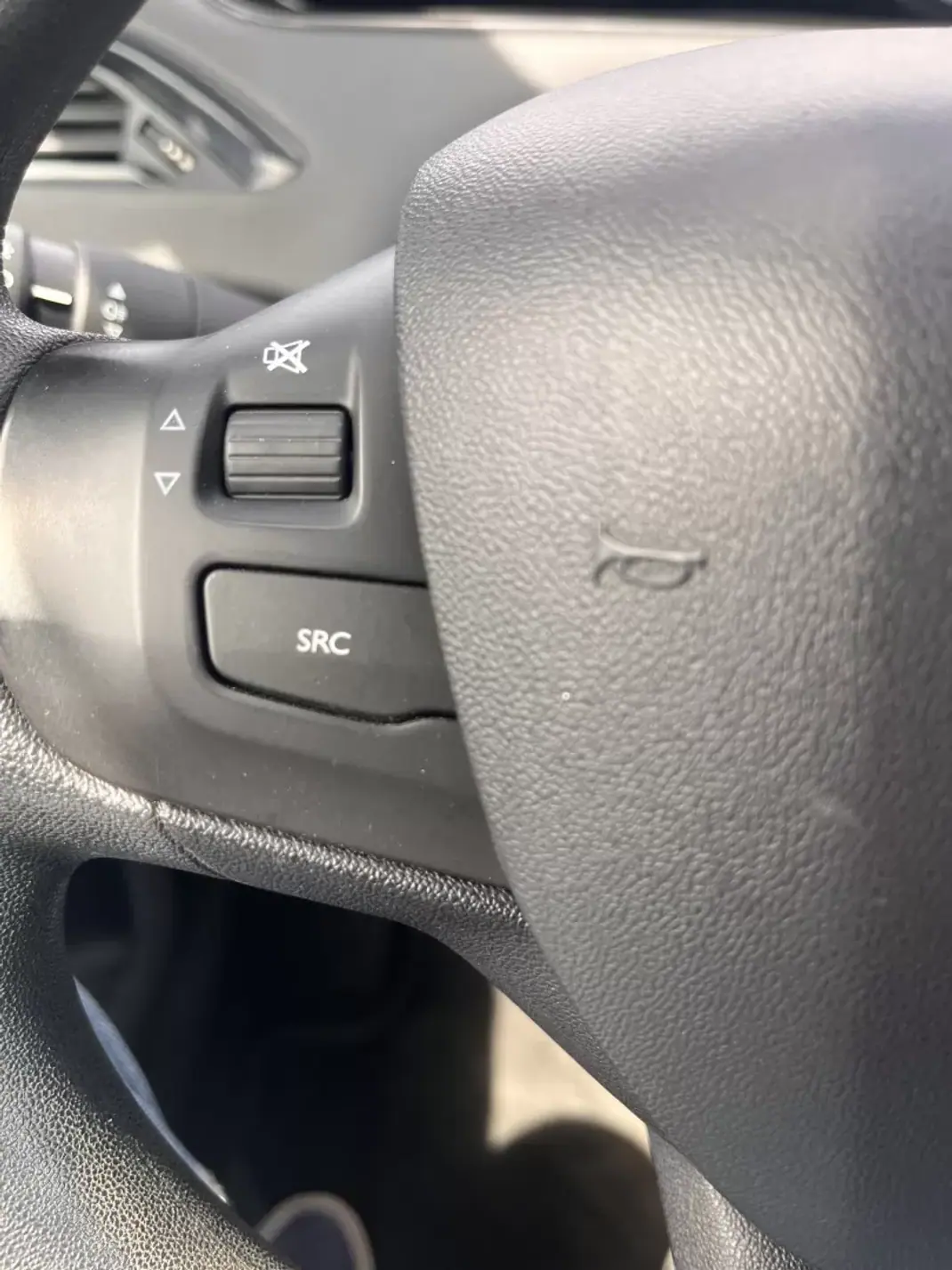 Peugeot 208 2015 - 7250 EUR, 84100 km - AUTO.MOTO.pt - 84100km - foto 12 de 19