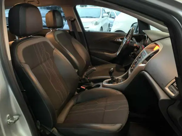 Opel Astra Sports Tourer 2012 - 6750 EUR, 274002 km - AUTO.MOTO.pt - 274002km - foto 21 de 21