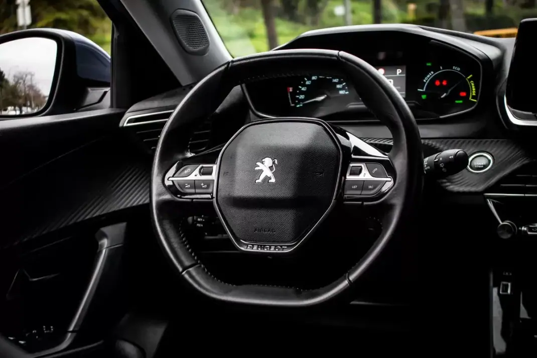 Peugeot e-2008 2021 - 20850 EUR, 60050 km - AUTO.MOTO.pt - 60050km - foto 33 de 44