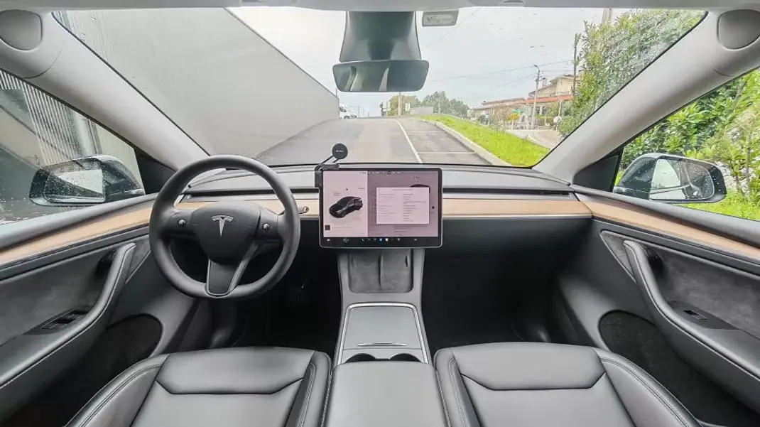 Tesla Model Y 2024 - 49950 EUR, 25000 km - AUTO.MOTO.pt - 25000km - foto 10 de 13