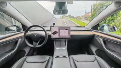 Tesla Model Y 2024 - 49950 EUR, 25000 km - AUTO.MOTO.pt - 25000km - foto 10 de 13