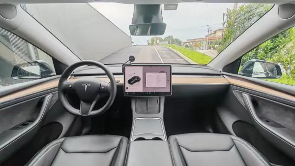 Tesla Model Y 2024 - 49950 EUR, 25000 km - AUTO.MOTO.pt - 25000km - foto 10 de 13