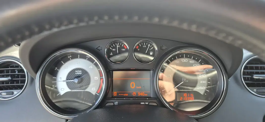 Peugeot RCZ 2014 - 15750 EUR, 213000 km - AUTO.MOTO.pt - 213000km - foto 21 de 31