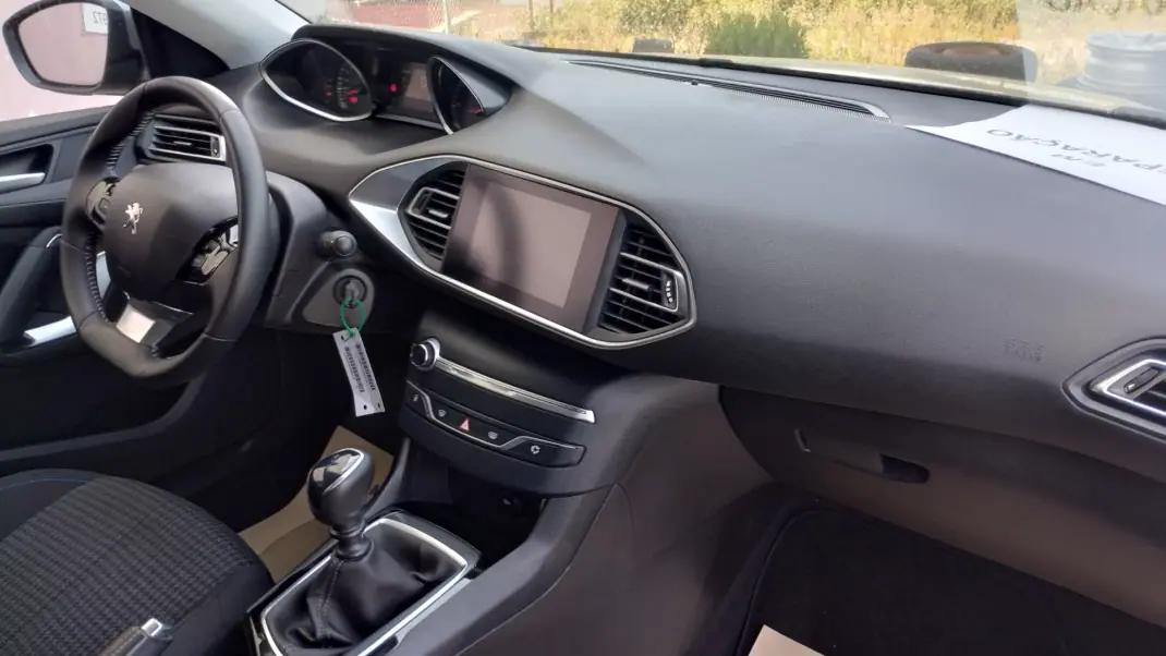 Peugeot 308 SW 2020 - 11950 EUR, 110000 km - AUTO.MOTO.pt - 110000km - foto 28 de 39