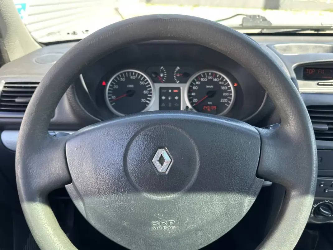 Renault Clio 2002 - 2750 EUR, 240000 km - AUTO.MOTO.pt - 240000km - foto 17 de 25