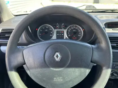 Renault Clio 2002 - 2750 EUR, 240000 km - AUTO.MOTO.pt - 240000km - foto 17 de 25